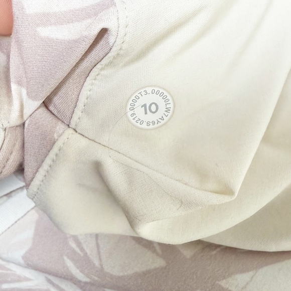 Lululemon Spring Break Away Shorts Size 10 - Picture 4 of 4